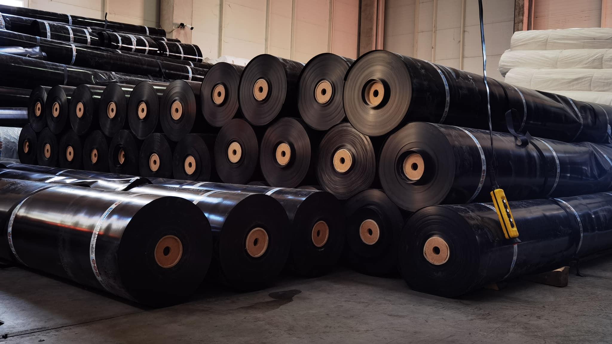 Kích thước và chất lượng bạt lót hồ cá ảnh hưởng đến độ bền và hiệu quả sử dụng